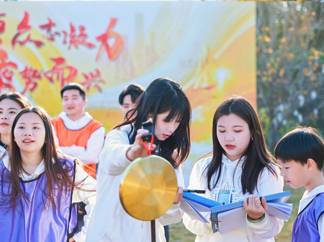 中芯巨能2025年年會(huì)游戲精彩瞬間：蒙眼敲鑼